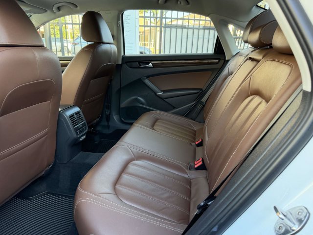 Certified 2022 Volkswagen Passat 2.0T FWD image 12
