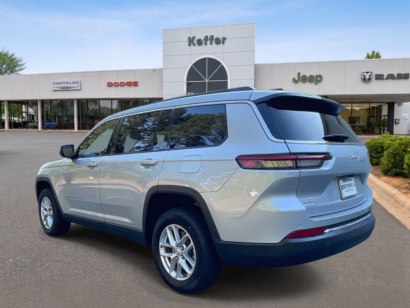 Certified 2024 Jeep Grand Cherokee L Laredo w/ Luxury Tech Group I AWD/4WD image 4