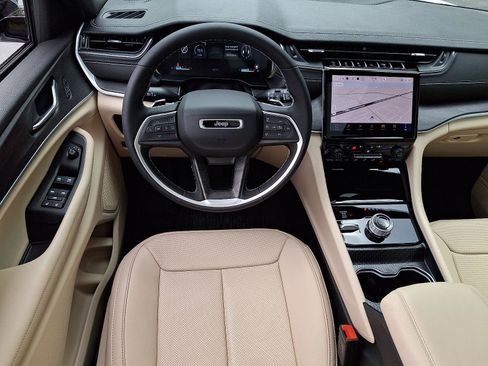 Used 2025 Jeep Grand Cherokee Limited w/ Luxury Tech Group II AWD/4WD image 11