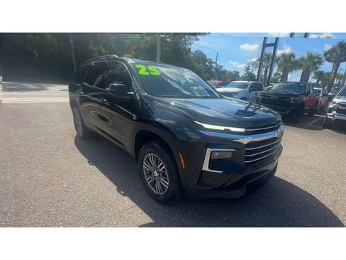 Used 2025 Chevrolet Traverse LT FWD image 8