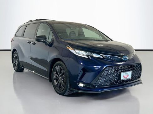 Used 2025 Toyota Sienna XSE w/ XSE Plus Package FWD image 3