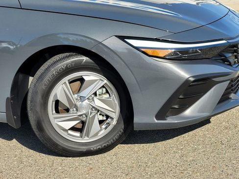 Used 2025 Hyundai Elantra SE FWD image 9