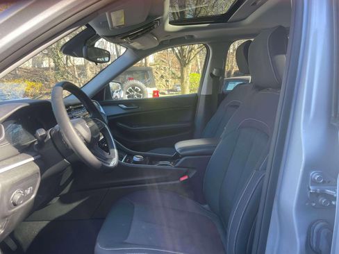 Used 2023 Jeep Grand Cherokee Laredo image 15