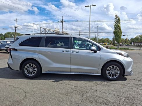 Used 2024 Toyota Sienna XLE image 27