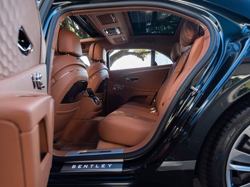 Used 2025 Bentley Flying Spur Plug-In Hybrid AWD/4WD image 42