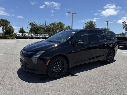New 2027 Chrysler Pacifica Limited FWD image 7