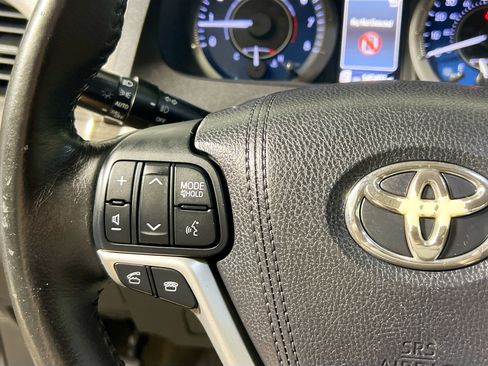 Used 2015 Toyota Sienna XLE w/ XLE Navigation Package FWD image 18