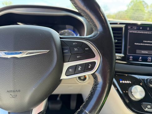 Used 2021 Chrysler Pacifica Touring-L image 15