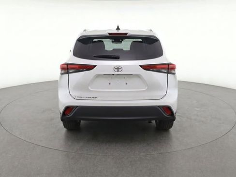 Used 2022 Toyota Highlander L FWD image 6