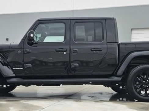 Used 2022 Jeep Gladiator Overland image 2