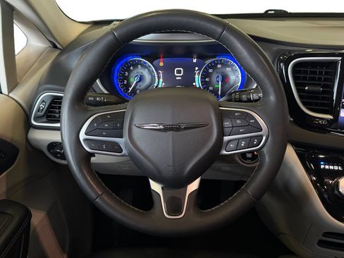 Used 2024 Chrysler Pacifica Touring-L FWD image 17