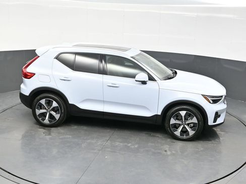 Used 2025 Volvo XC40 B5 Plus AWD/4WD image 36