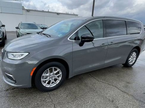 Used 2025 Chrysler Pacifica Select image 6