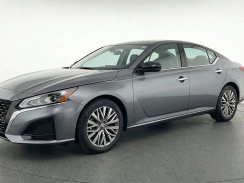 Used 2025 Nissan Altima 2.5 SV FWD image 3