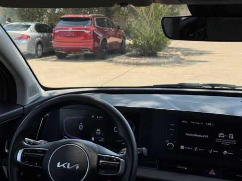 Used 2025 Kia Sportage LX FWD image 34
