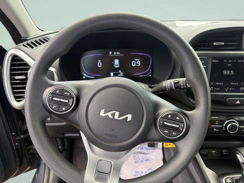 Used 2025 Kia Soul LX w/ LX Technology Package FWD image 15