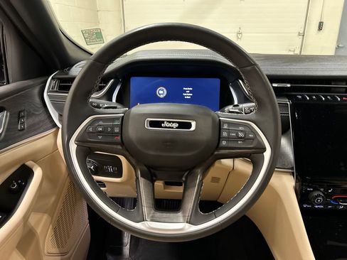 Used 2024 Jeep Grand Cherokee Limited w/ Black Appearance Package AWD/4WD image 17