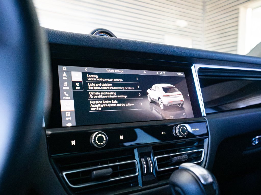 Certified 2024 Porsche Macan AWD/4WD image 17