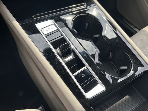 Used 2024 Volkswagen Atlas SEL Premium R-Line image 16