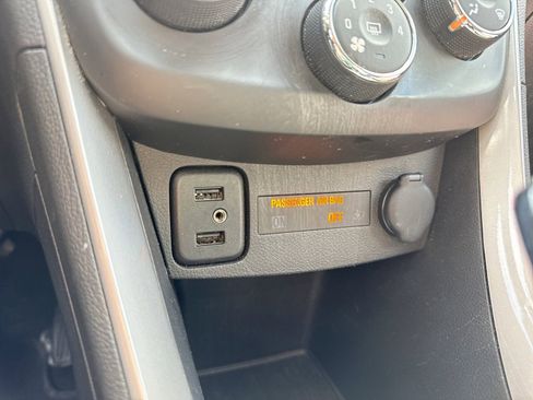 Used 2022 Chevrolet Trax LT w/ LT Convenience Package FWD image 34