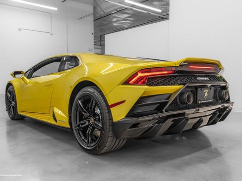 Used 2020 Lamborghini Huracan EVO RWD image 3