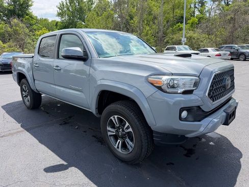 Used 2018 Toyota Tacoma TRD Sport w/ Technology Package AWD/4WD image 4