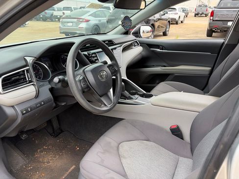 Used 2018 Toyota Camry LE FWD image 4