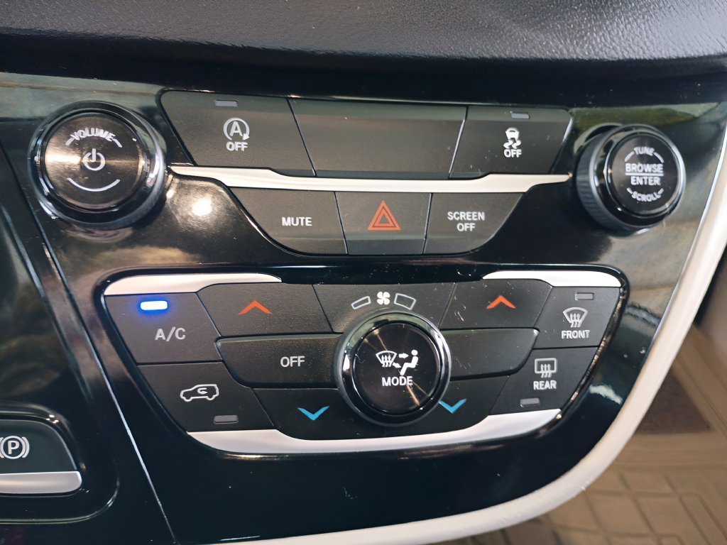 Used 2023 Chrysler Voyager LX FWD image 28