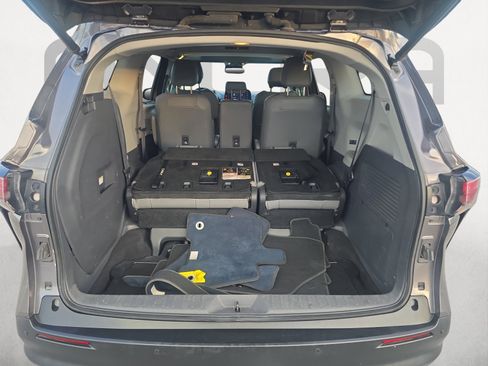 Used 2021 Toyota Sienna XLE image 12