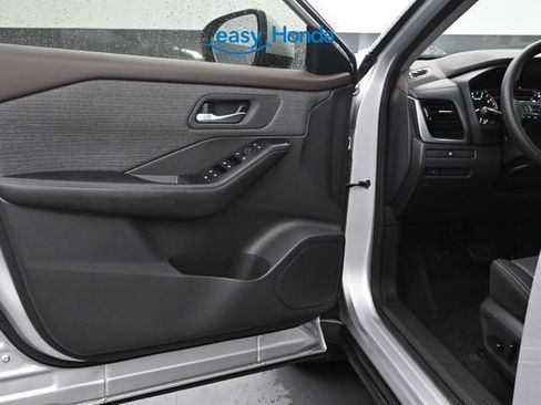 Used 2022 Nissan Rogue SV FWD image 16