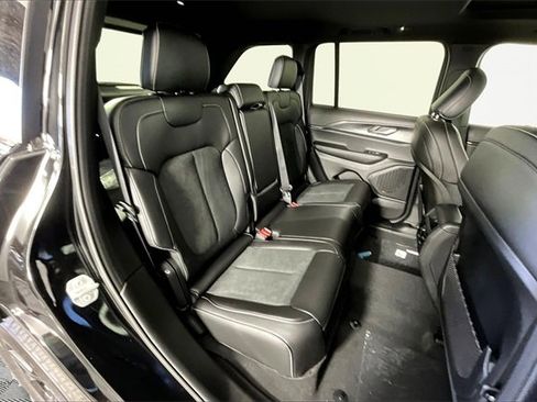 New 2025 Jeep Grand Cherokee Altitude image 10