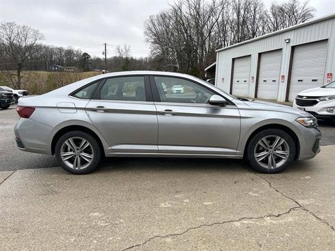 Used 2024 Volkswagen Jetta SE image 3