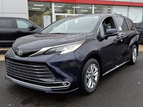 New 2026 Toyota Sienna Limited image 2