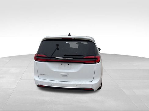 Used 2025 Chrysler Pacifica Select image 4