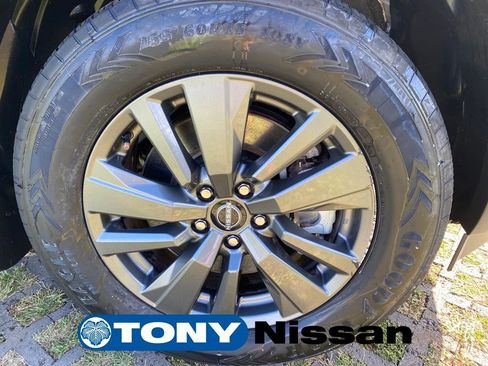 Used 2023 Nissan Pathfinder SV image 9