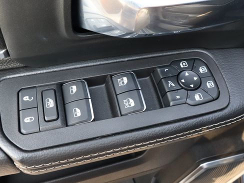 Used 2025 RAM 2500 Laramie AWD/4WD image 12