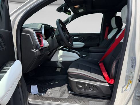 New 2026 GMC Canyon AT4X w/ LPO, Black Badging Package AWD/4WD image 10