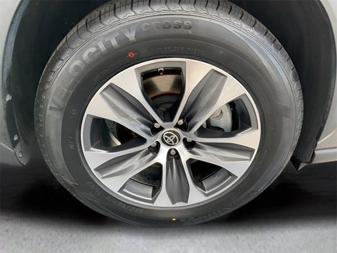 Used 2024 Toyota Highlander XLE image 25