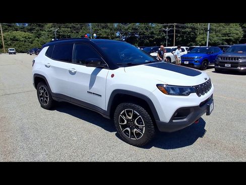 Used 2025 Jeep Compass Trailhawk AWD/4WD image 2