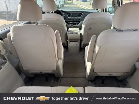 Used 2018 Kia Sedona L image 12