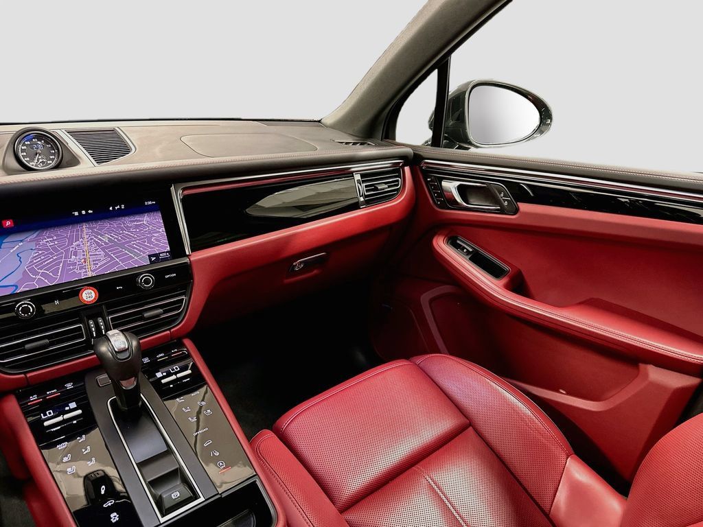 Certified 2025 Porsche Macan AWD/4WD image 24
