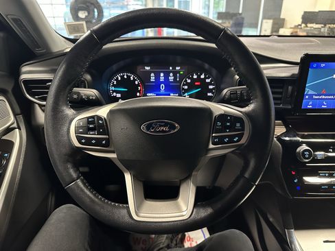 Used 2022 Ford Explorer Limited w/ Equipment Group 301A image 9