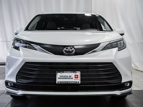 New 2026 Toyota Sienna XLE image 2