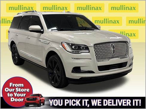 Used 2022 Lincoln Navigator Reserve AWD/4WD image 2