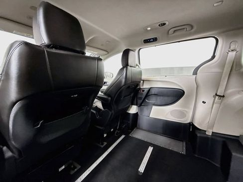 Used 2024 Chrysler Pacifica Touring-L FWD image 10