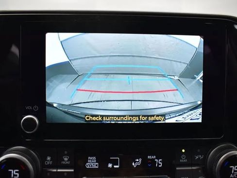 Used 2025 Toyota Highlander LE image 38