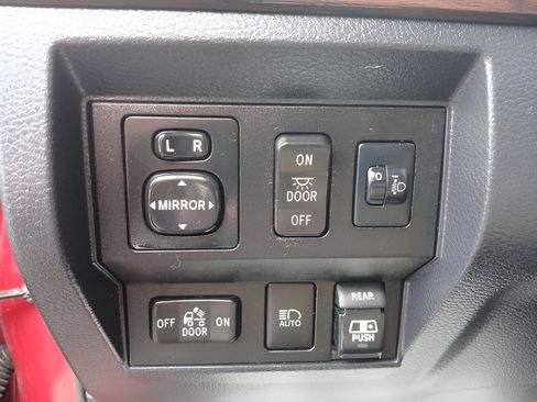 Used 2018 Toyota Tundra Limited w/ Limited Premium Package AWD/4WD image 18