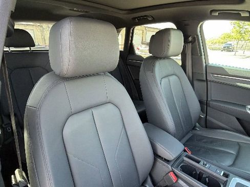 Used 2025 Audi Q3 2.0T Premium image 40