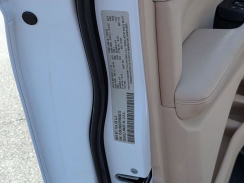 Used 2023 Jeep Grand Cherokee L Limited w/ Black Appearance Package image 38