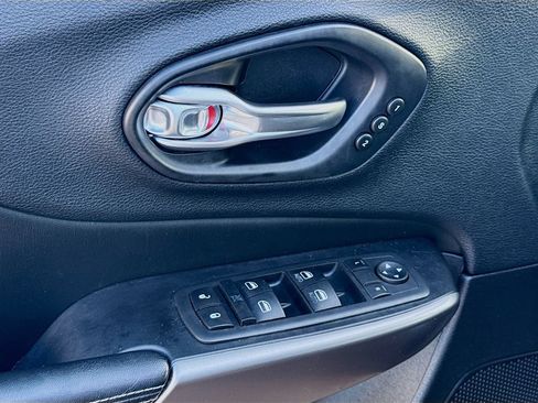 Used 2019 Jeep Cherokee Limited FWD image 23
